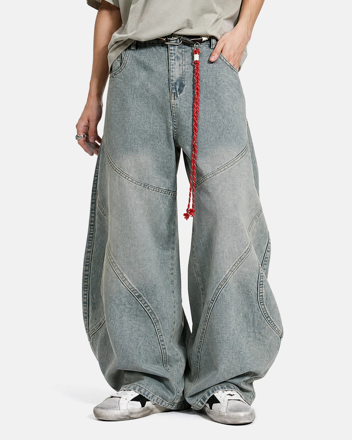 Jean baggy bleu délavé à coutures courbes — vue complémentaire