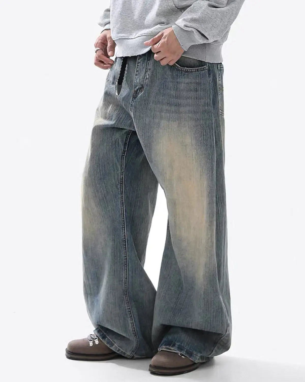 Jean baggy bleu délavé à texture irrégulière — vue complémentaire 6