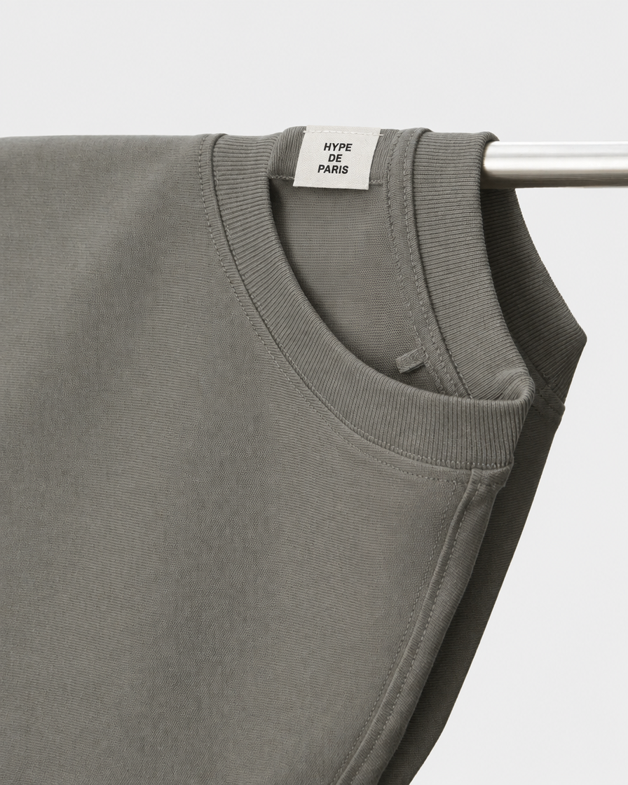 T-shirt oversize uni gris — détail du col et de l’étiquette HYPE DE PARIS